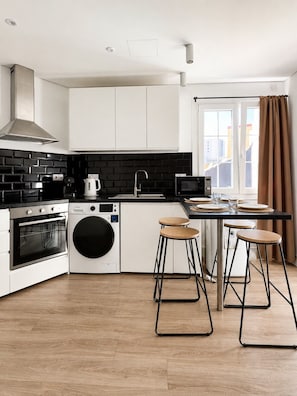 Wasserkocher mit Kaffee-/Teezubehör, Kühlschrank, Mikrowelle, Ofen