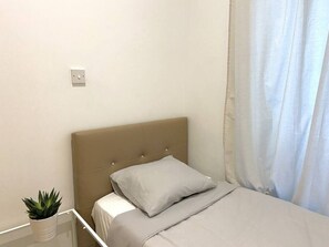 2 habitaciones, tabla de planchar con plancha, cuna de viaje y wifi 