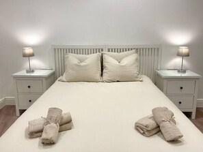 2 habitaciones, tabla de planchar con plancha, cuna de viaje y wifi