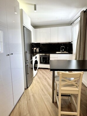 Kylskåp, mikrovågsugn, ugn och spishäll