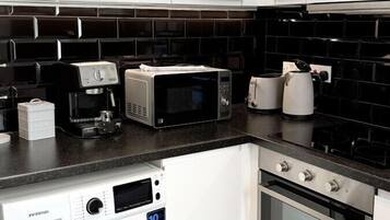 Jääkaappi, mikroaaltouuni, uuni, liesi
