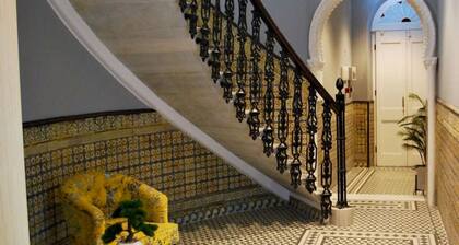 Modern City Centre 2 Bed Apt w/ Private Balcony