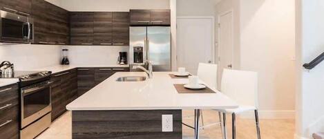 Kjøleskap, mikrobølgeovn, ovn og kokeplater