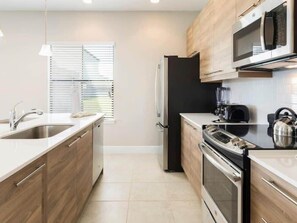 Réfrigérateur, four à micro-ondes, un four, surface de cuisson