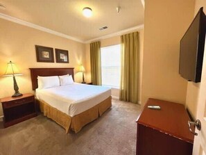 3 habitaciones, tabla de planchar con plancha, wifi y ropa de cama 