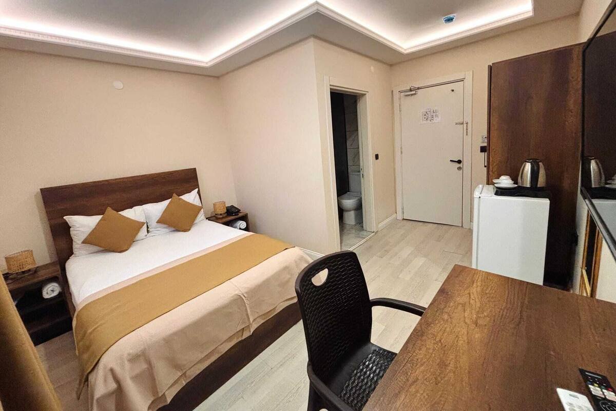 Standard Double Room | 高級寝具、デスク、遮光カーテン、防音設備