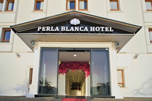 Front of property - Perla Blanca Hotel (Trabzon)
