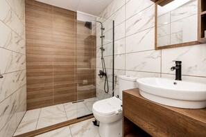 Douche, douche à « effet pluie », articles de toilette gratuits