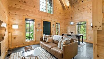 Een televisie en een open haard