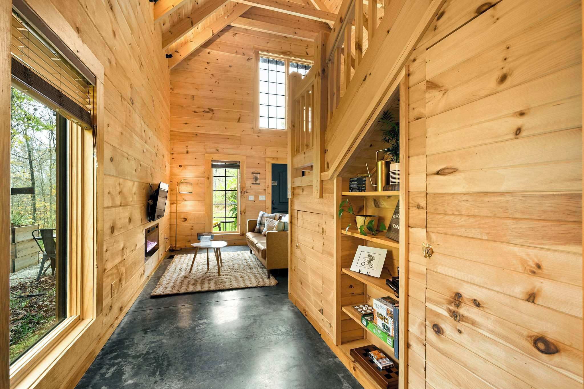 Een televisie en een open haard