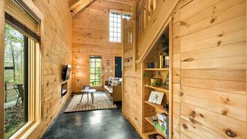 Een televisie en een open haard