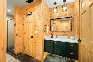 Douche, séchoir à cheveux, serviettes fournies, shampooing