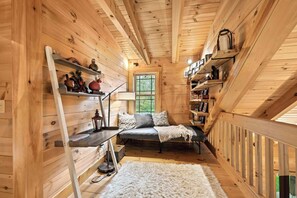 Interior - Cabin on the Ridge (Madison)