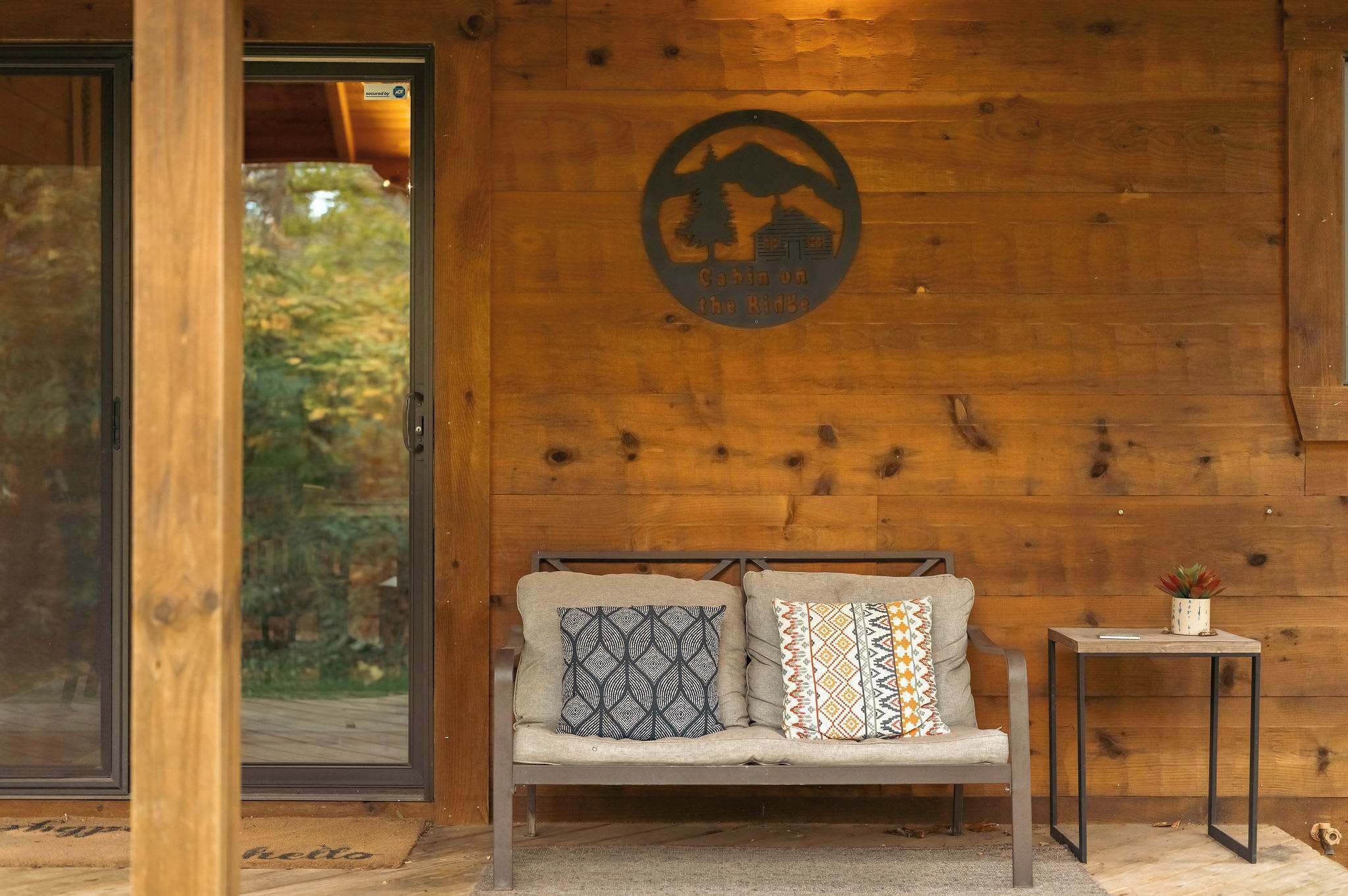 Une cabane en bois avec un banc et une petite table.