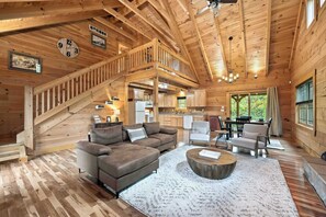 TV, fireplace, DVD player - Cabin on the Ridge (Madison)