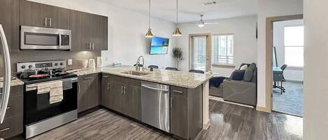 Réfrigérateur, four à micro-ondes, un four, lave-vaisselle