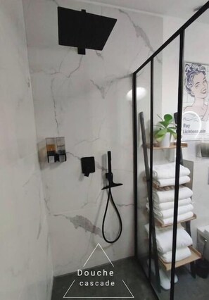 Dusche, Haartrockner, Handtücher, Seife