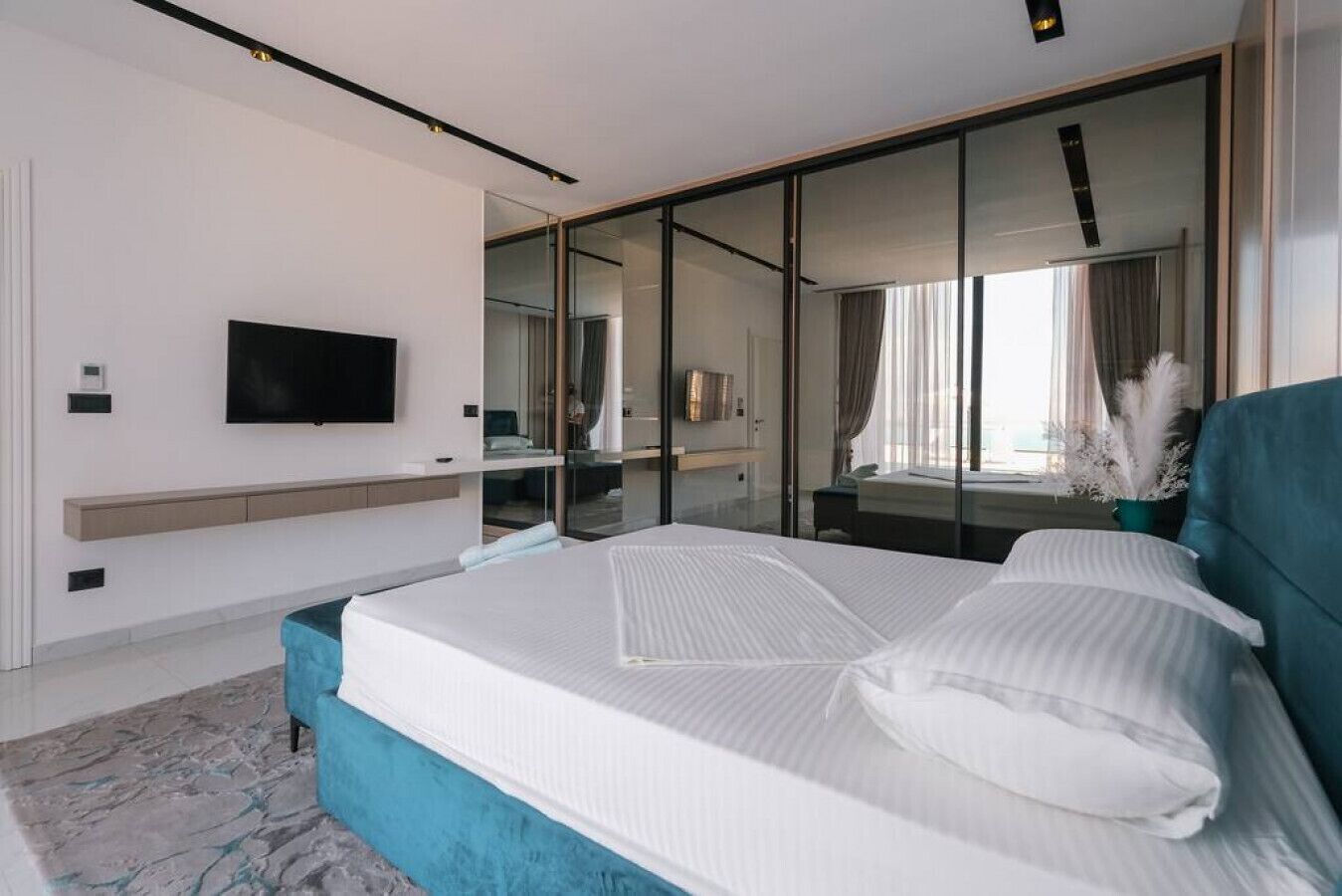 2 soverom, skrivebord, strykejern/-brett og reiseseng for barn