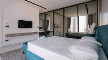 2 soverom, skrivebord, strykejern/-brett og reiseseng for barn