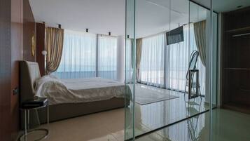 2 bedrooms, desk, iron/ironing board, travel cot