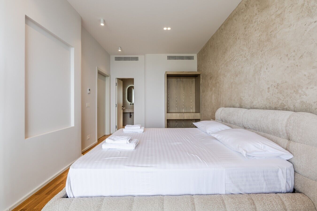 4 bedrooms, desk, iron/ironing board, travel cot