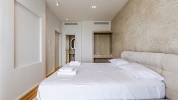 4 bedrooms, desk, iron/ironing board, travel cot