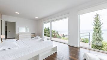 4 bedrooms, desk, iron/ironing board, travel crib