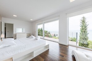 4 soverom, skrivebord, strykejern/-brett og reiseseng for barn