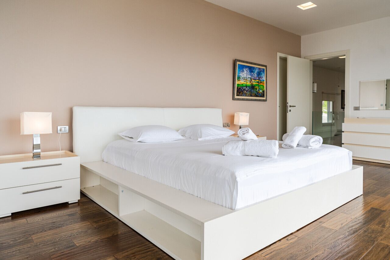 4 多间卧室、办公桌、熨斗/熨衣板、旅行婴儿床