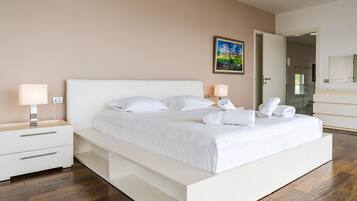 4 slaapkamers, een bureau, een strijkplank/strijkijzer, reisbedje