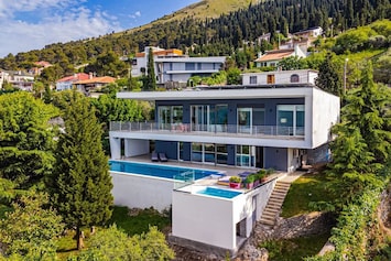 View of the villa (Center)