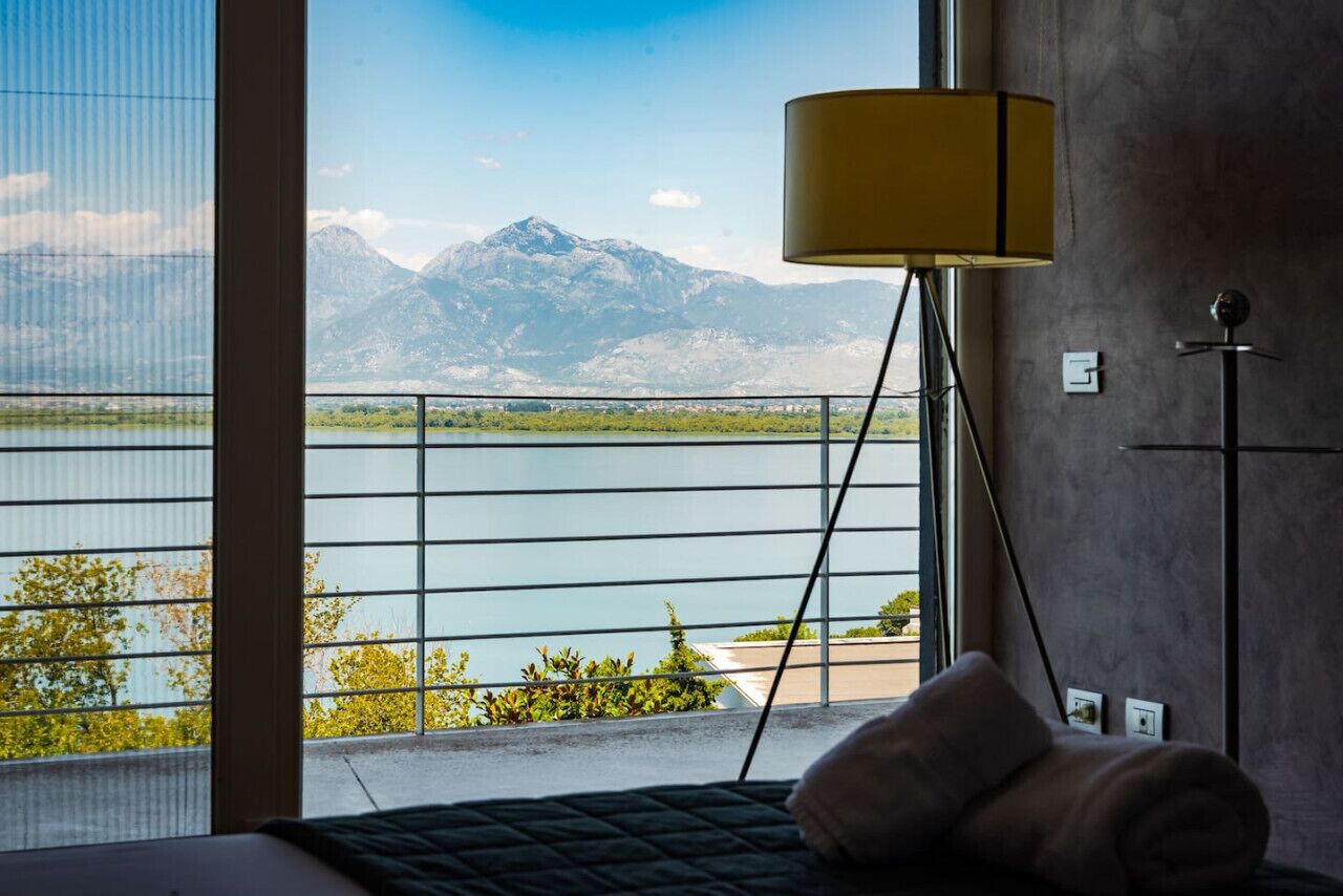 3 soverom, skrivebord, strykejern/-brett og reiseseng for barn