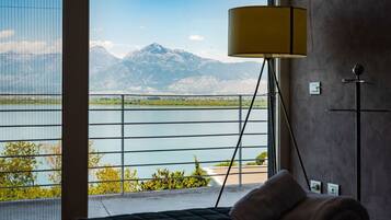 3 soverom, skrivebord, strykejern/-brett og reiseseng for barn