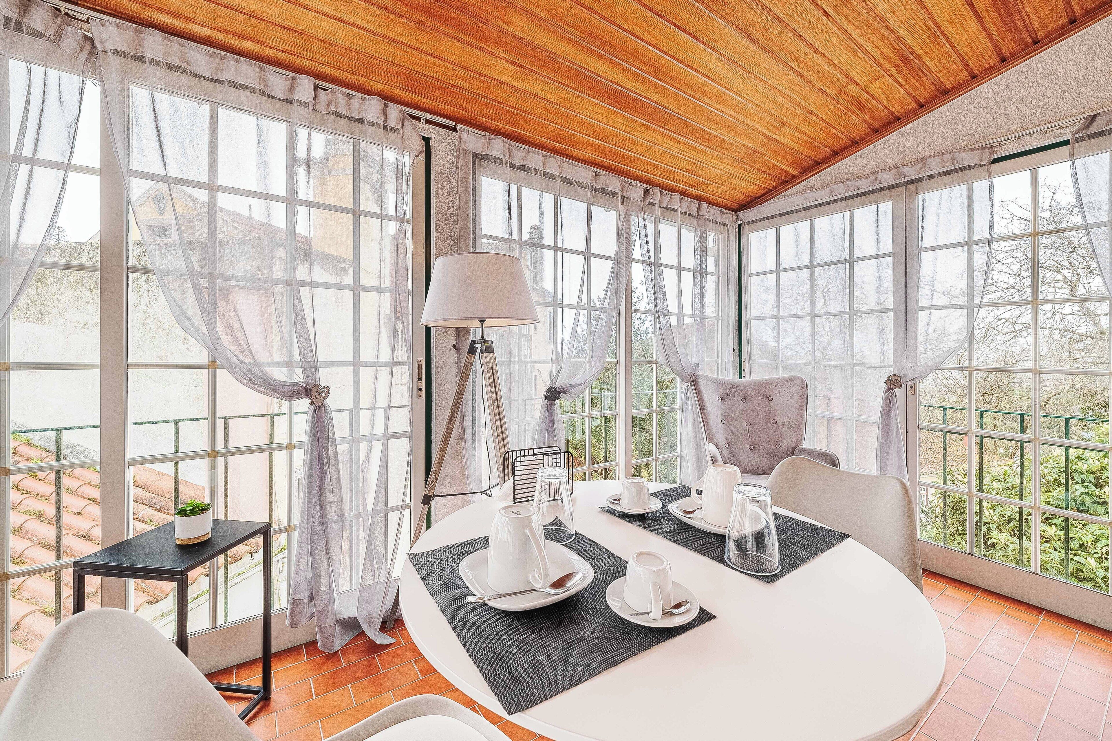 Superior kamer | Woonruimte | Een 40-inch flatscreentelevisie met digitale zenders