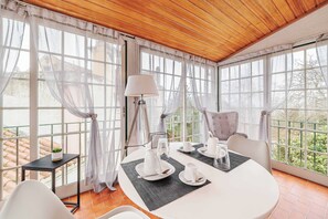 Superior Room | Living area | 40-inch flat-screen TV with digital channels - Quartos - Casas da Biquinha (Sintra)
