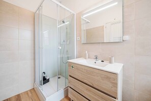 Superior Room | Bathroom | Shower, rainfall showerhead, hair dryer, towels