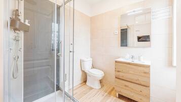 Quarto tradicional, 1 cama Queen | Banheiro | Chuveiro, chuveiro com efeito de chuva, secador de cabelo