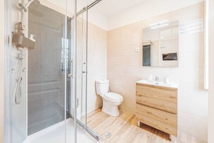 Traditional Room, 1 Queen Bed | Bathroom | Shower, rainfall showerhead, hair dryer, towels