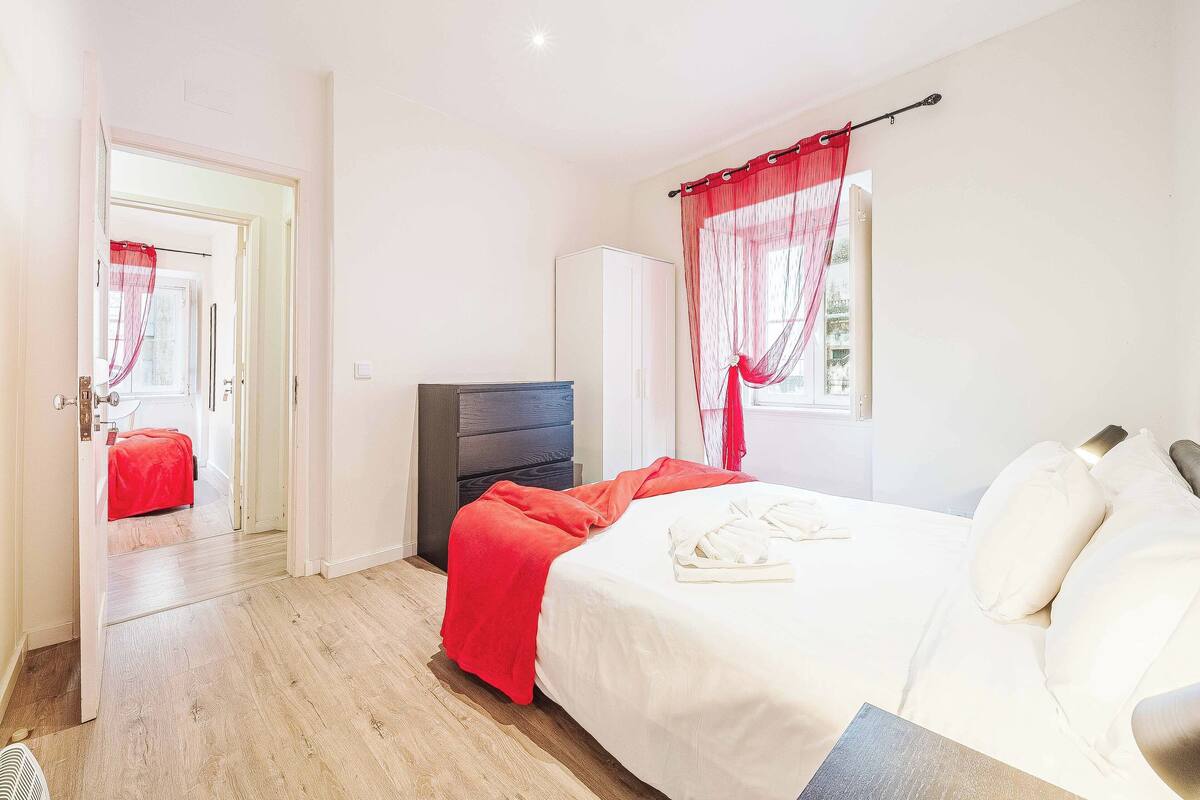 Ein Schlafzimmer mit einem Bett, einem Kleiderschrank und einem Fernseher.