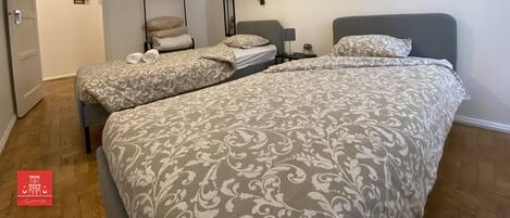 Phòng cơ bản, 2 giường đơn, quang cảnh thành phố | Truy cập Internet không dây miễn phí, bộ trải giường