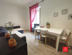 Een 40-inch flatscreentelevisie met digitale zenders