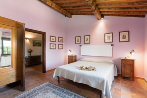 6 bedrooms, desk, travel cot, free WiFi