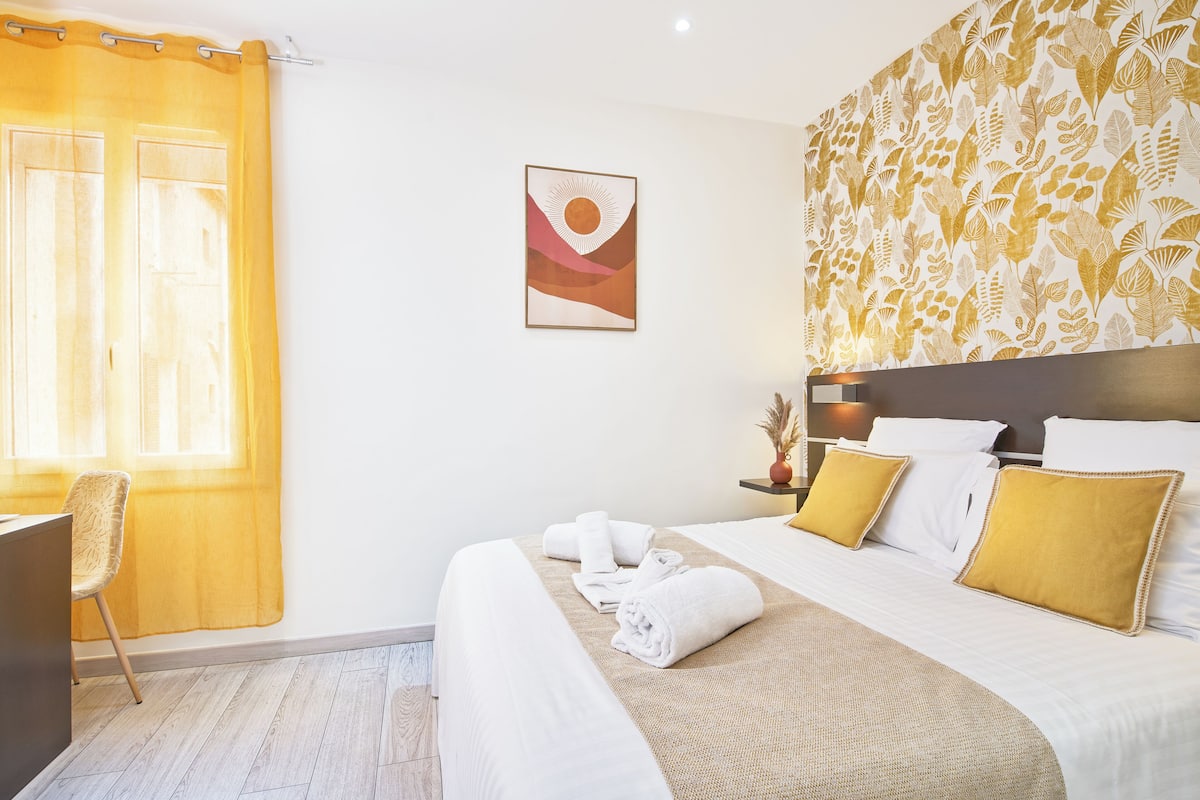 2 habitaciones, caja de seguridad en la habitación y escritorio