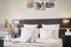In-room safe, desk, laptop workspace, soundproofing - Hotel du Vieux Port (Saint-Raphael)