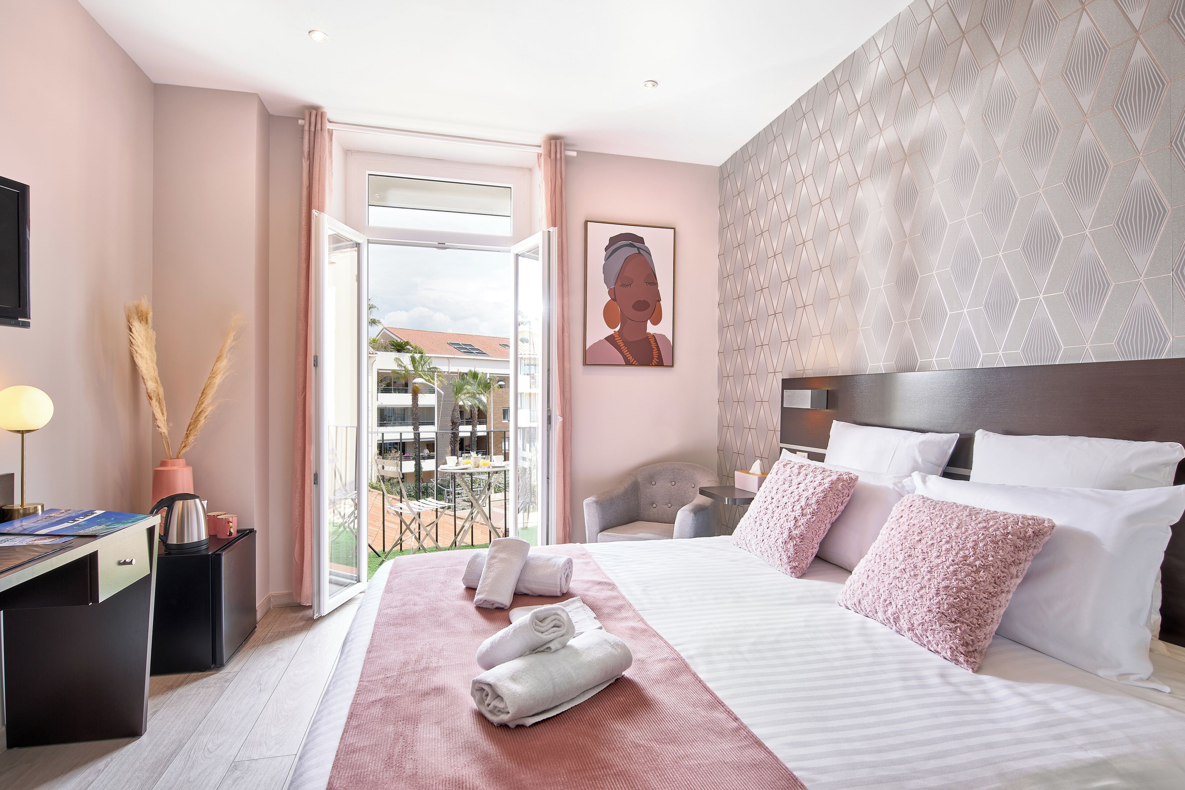 Caja de seguridad en la habitación y escritorio 