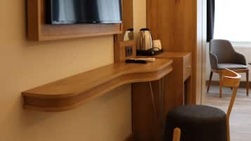 Minibar, caja de seguridad en la habitación y escritorio