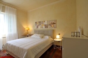 4 Schlafzimmer, Schreibtisch, Bügeleisen/Bügelbrett, kostenloses WLAN