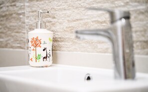 Shower, toilet paper - Mountain lodge Bijele stijene (Planinarski dom) (Tuk Vojni)