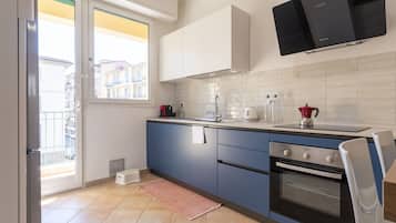 Frigorifero, microonde, forno, piano cottura