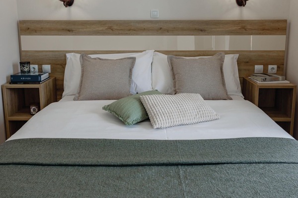 Soundproofing, free WiFi, bed sheets